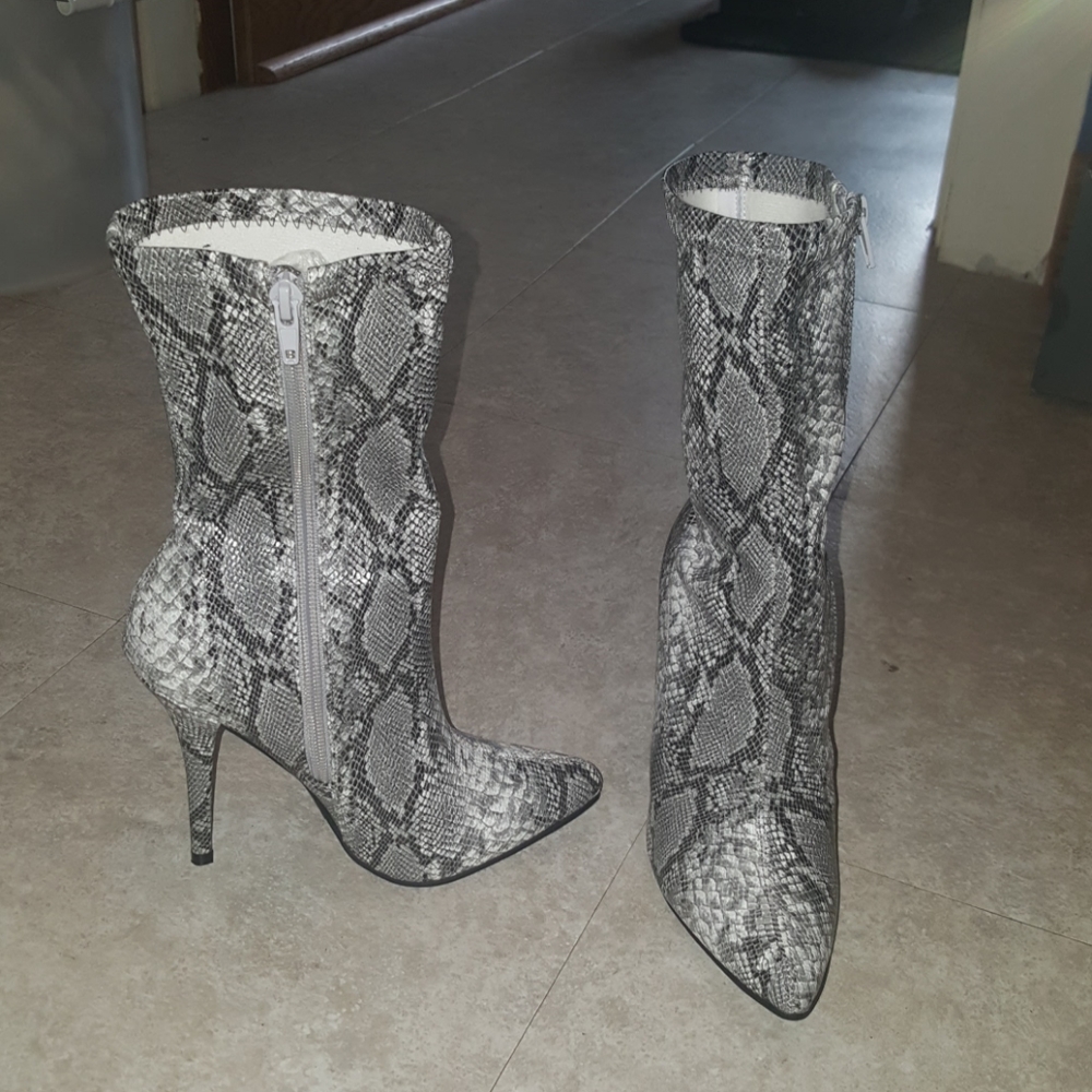 Snake Skin pointed heel bootie size 5